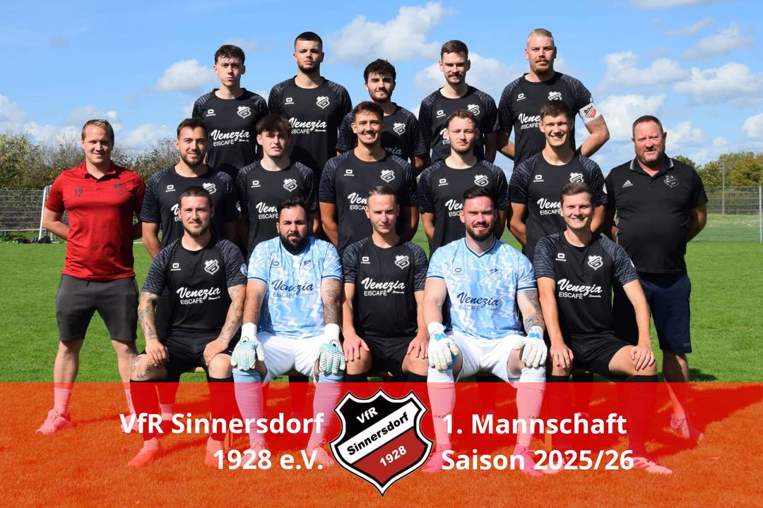 Mannschaftsfoto der 1. Mannschaft in der Kreisliga A Saison 23/34 Mannschaftsfoto der 1. Mannschaft mit Trainern und Betreuern aus der Saison 25/26