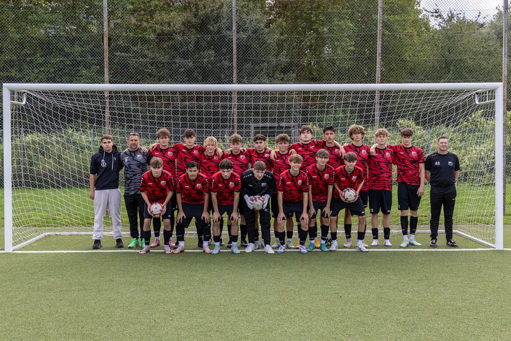 Mannschaftsfoto der A-Junioren und den Trainern Andreas Siwek und Gregor Ippen aus der Saison 25