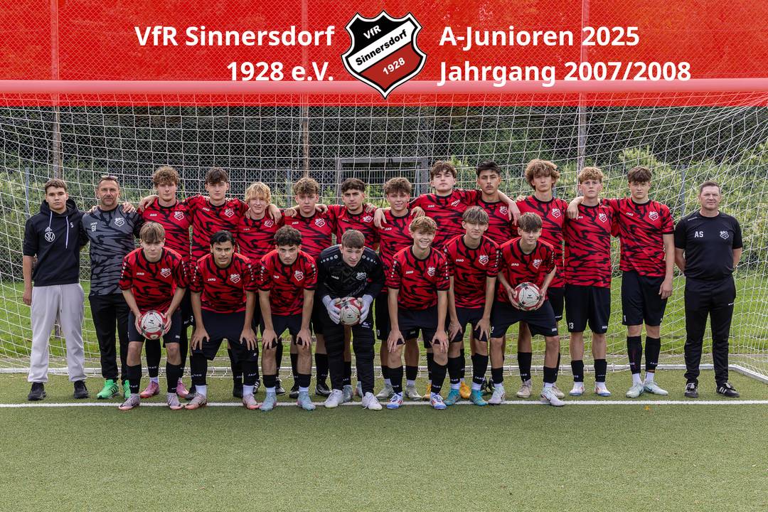 Mannschaftsfoto der A-Junioren und den Trainern Andreas Siwek und Gregor Ippen aus der Saison 25