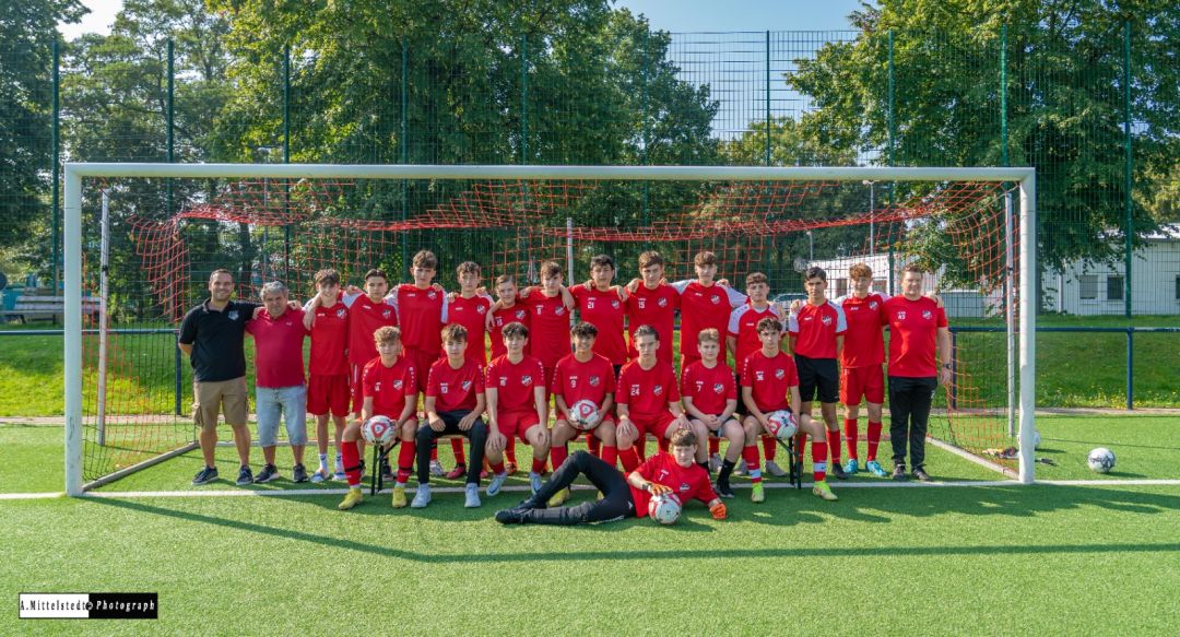 Mannschaftsfoto der B-Junioren mit den Trainern Andreas Siwek, Ismet Kuyumcu und Eric Biller aus der Saison 23/24