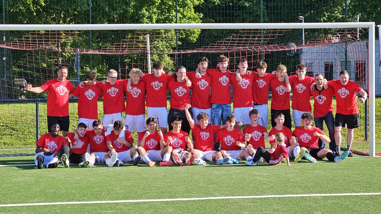 Mannschaftsfoto der B-Junioren mit Meister-Shirts und den Trainern Andreas Siwek, Eric Biller  und Gregor Ippisch aus der Saison 25