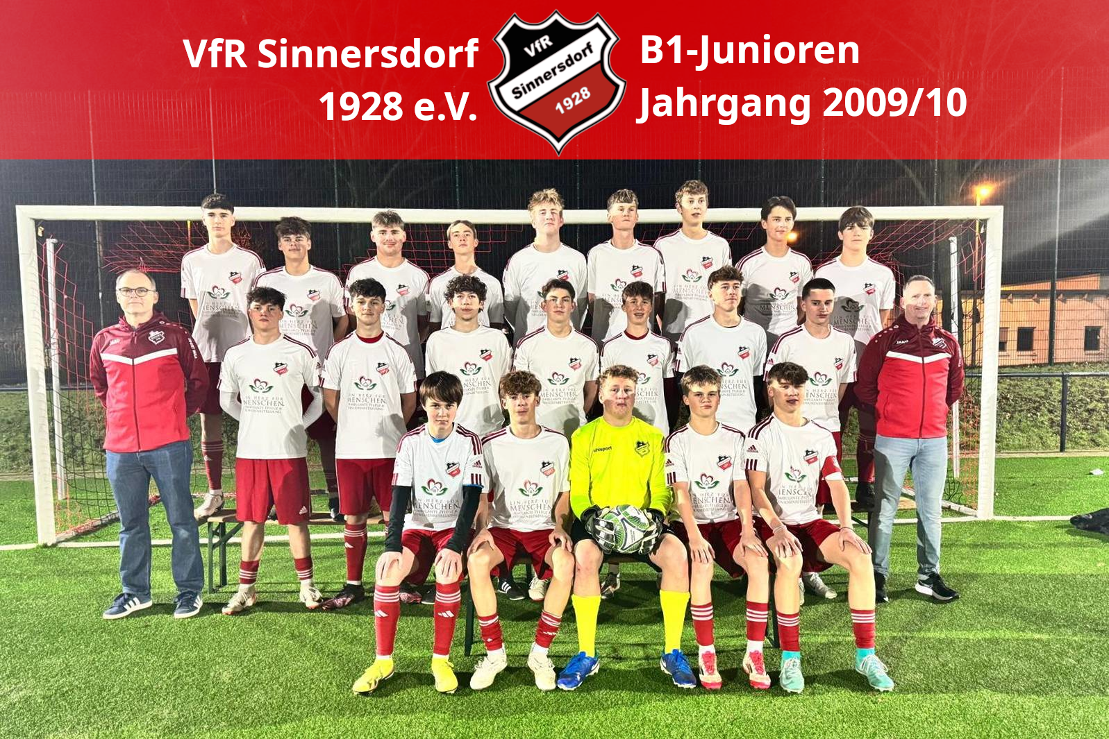 Mannschaftsfoto mit Meistershirts der C2-Junioren aus der Saison 22/23 mit den Trainern