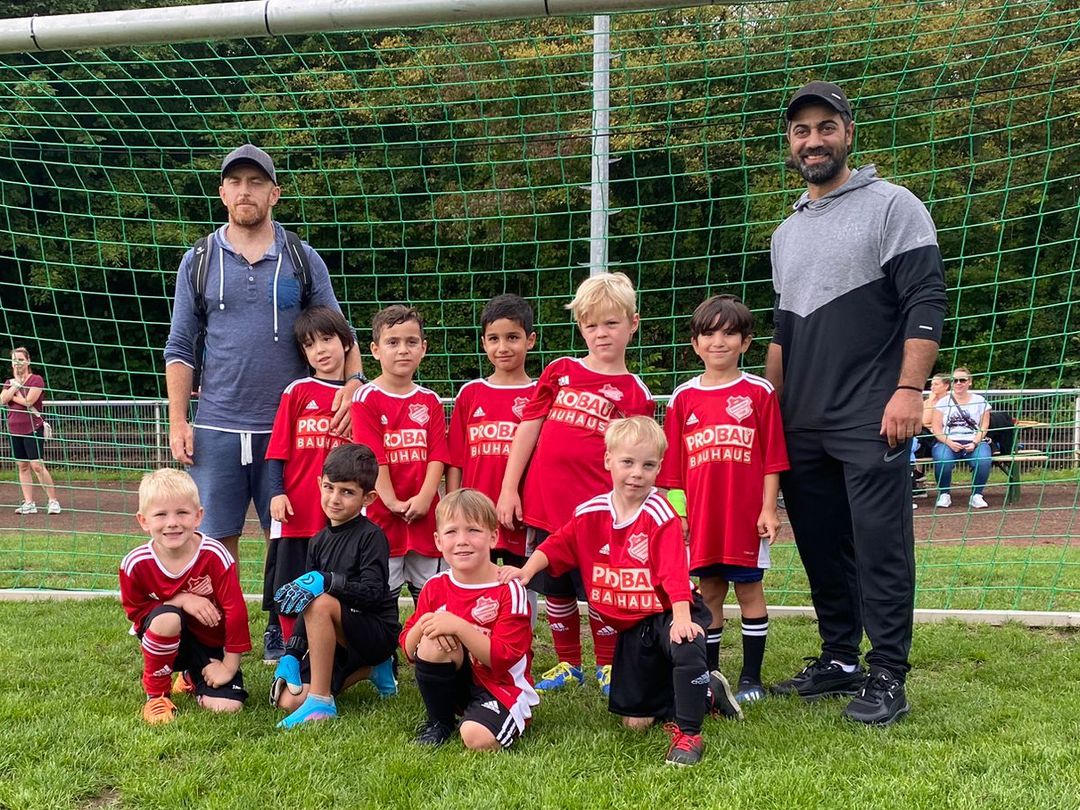 Mannschaftsfoto der Bambini mit den Trainern Ali Firat und Antonio Illiano aus der Saison 23/24