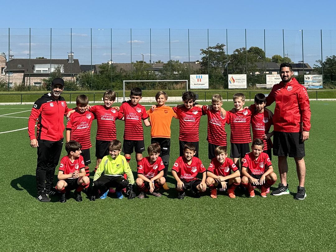 Mannschaftsfoto der E-Junioren mit den Trainern Ibrahim Gökce und Alper Dönmez aus der Saison 23/24